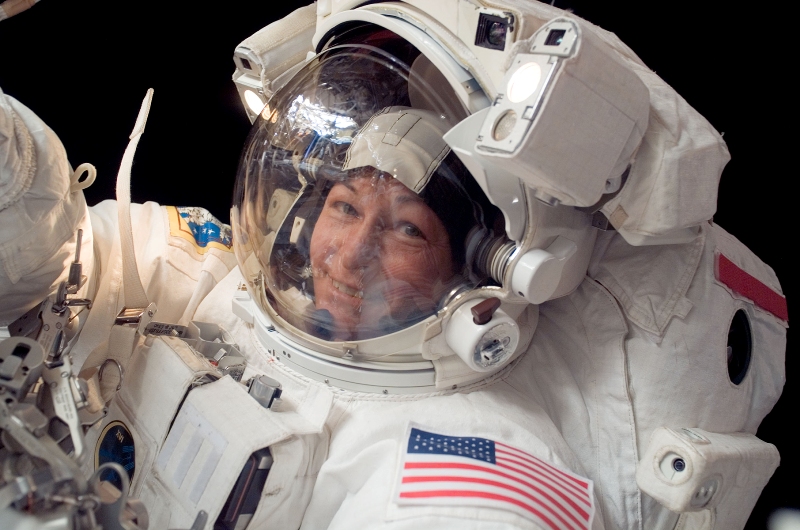 Σπάει όλα τα ρεκόρ: Η γηραιότερη γυναίκα αστροναύτης ετών 57 ξανά στο διάστημα - Media