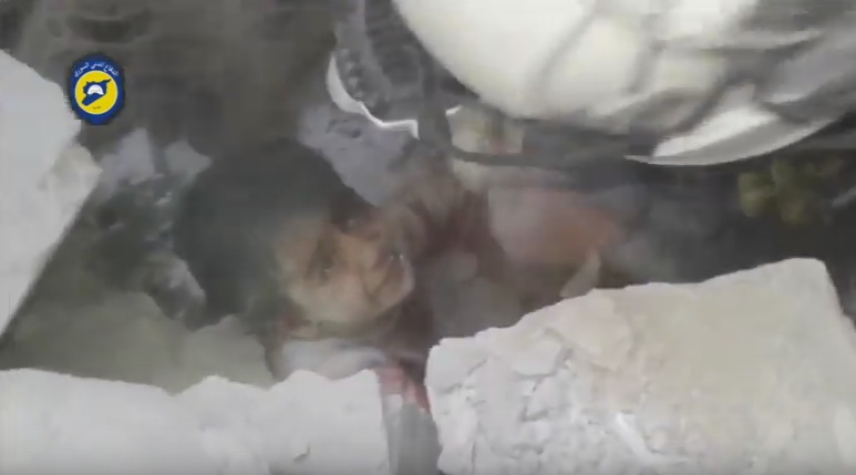 Συγκλονιστικό: Διασώστες στο Χαλέπι βγάζουν από τα συντρίμμια μικρό αγόρι (Video) - Media