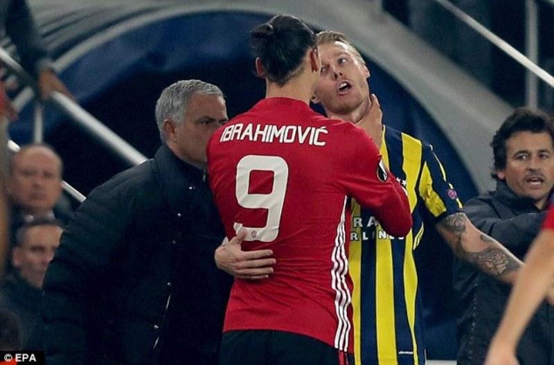 Νέο σόου Ιμπραϊμοβιτς: Άρπαξε παίχτη από το λαιμό και απώθησε διαιτητή που τον… ακούμπησε (Photos - Videos) - Media