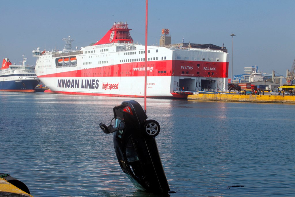 Ραφήνα: Νεκρή η γυναίκα που ανασύρθηκε από αυτοκίνητο που έπεσε στο λιμάνι - Media