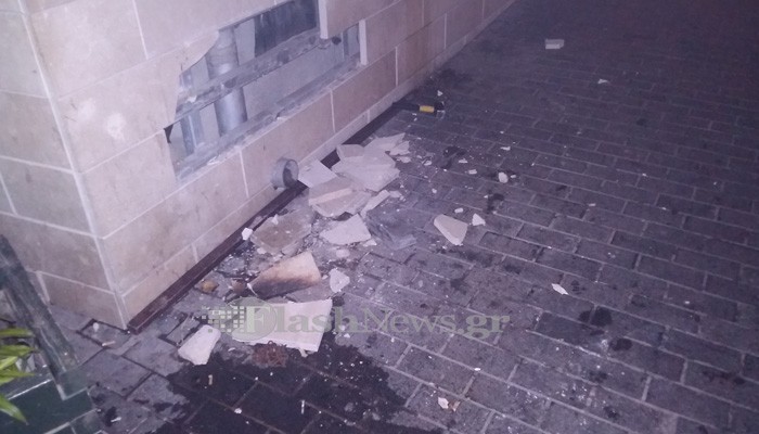 Πετροπόλεμος, χημικά και 7 προσαγωγές στο Ηράκλειο - Ζημιές σε καταστήματα και φωτιά σε πλατεία (Photo) - Media