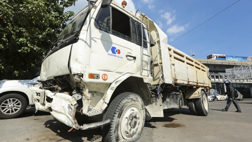 Οδηγός φορτηγού παρέσυρε 30 αυτοκίνητα και 6 μηχανές - Ήταν υπό την επήρεια σκληρού ναρκωτικού (Video) - Media