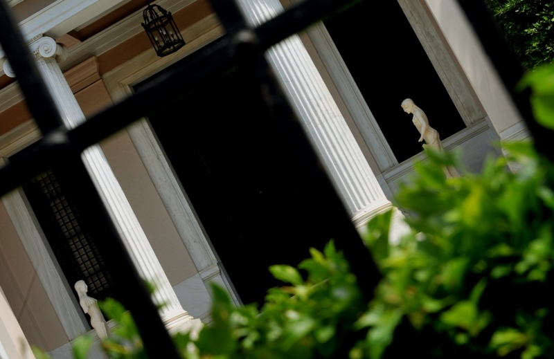 Μαξίμου για Μητσοτάκη: Απειλεί με απολύσεις σε δημόσιο και δήμους - Να μην παίζει με το ψωμί του μεροκαματιάρη - Media