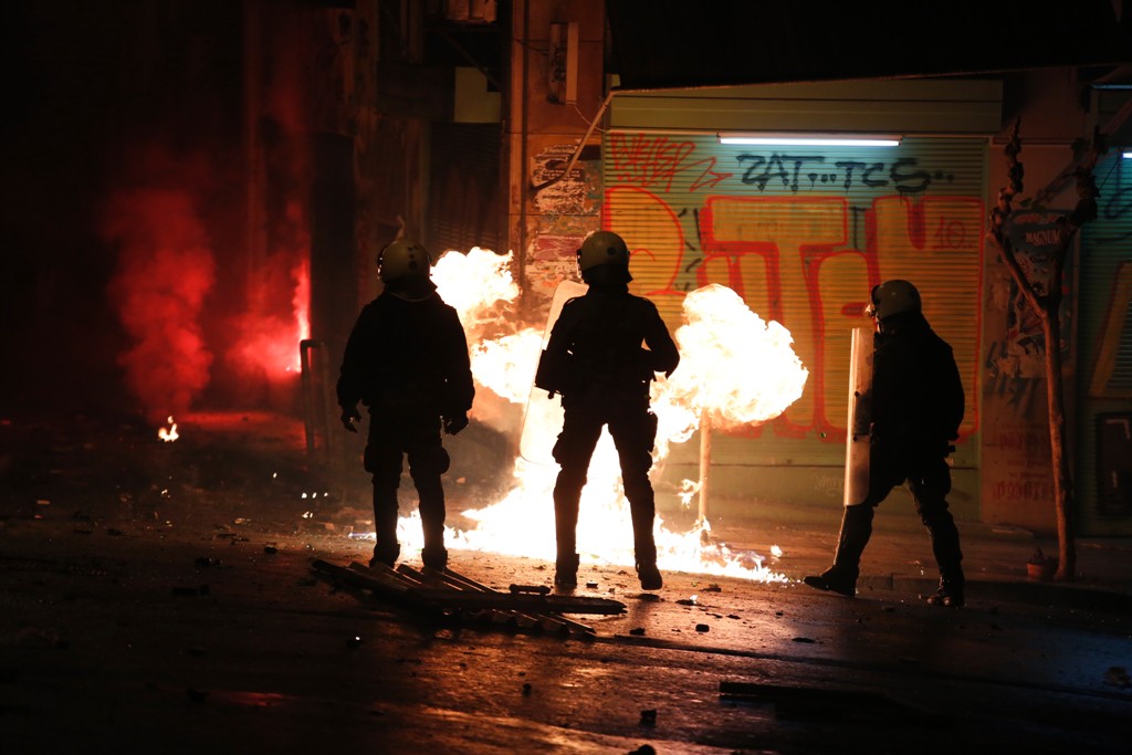 Επεισόδια με μολότοφ, πέτρες και χημικά και πάλι στα Εξάρχεια - Media