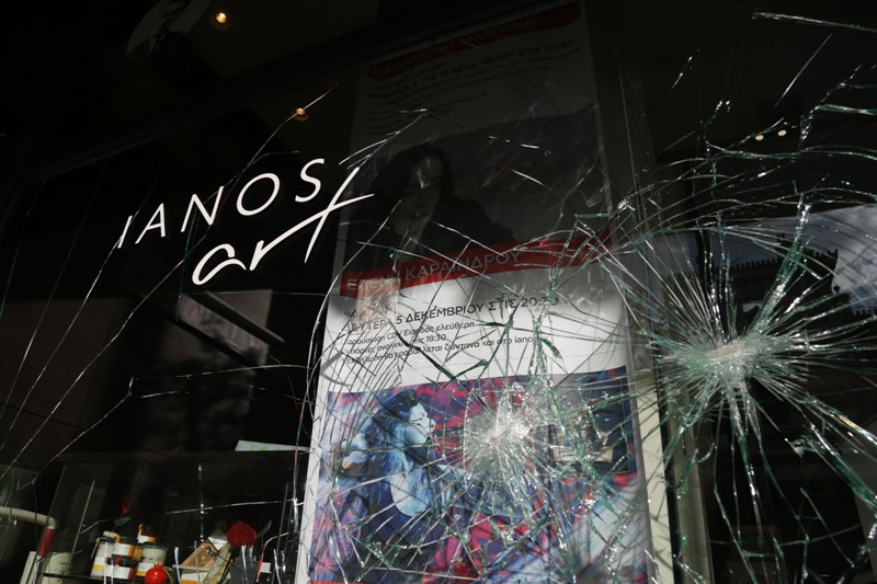 «Γνωστοί-άγνωστοι» τα έσπασαν στον «Ιανό» (Photos) - Media