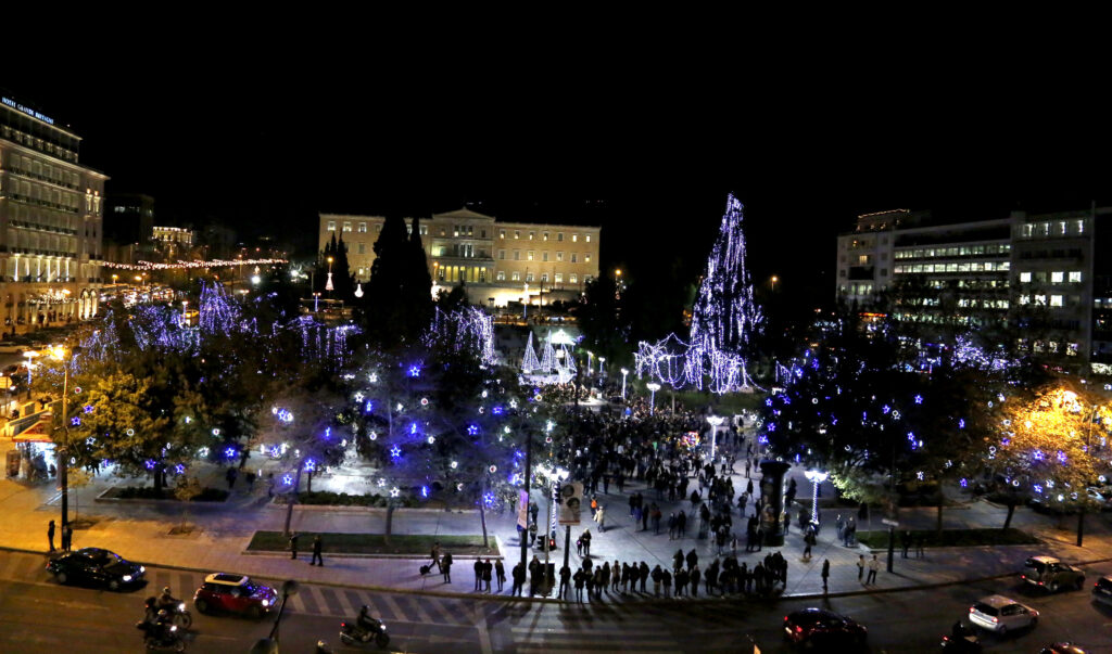 Με χριστουγεννιάτικα φώτα η πλατεία Συντάγματος (Photo) - Media