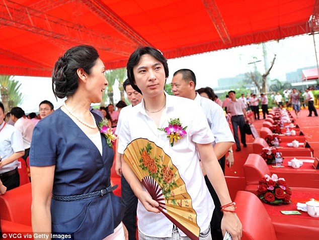 Ο Κινέζος που «πετάει στα σκουπίδια» περιουσία 120 δισ. ευρώ - Media