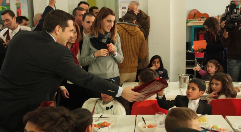 Τσίπρας προς μαθητή: «Μεγάλε, θέλω τη... γραβάτα σου»! (Video) - Media