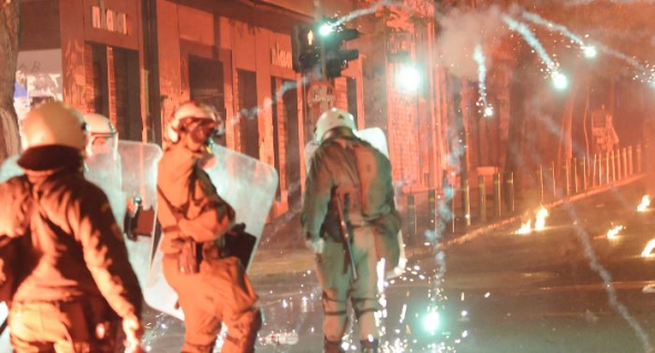 Τραυματίστηκε αστυνομικός στα Εξάρχεια - Media