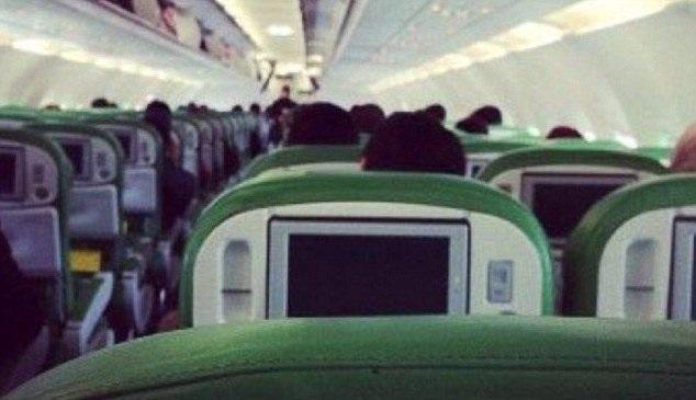 Εικόνα μέσα από το αεροσκάφος της Afriqiyah Airways - Όρθιος ο αεροπειρατής - Ελεύθεροι 65 επιβάτες (Photo) - Media