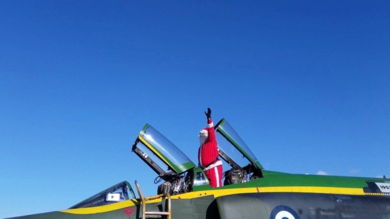Λάρισα: Ο Άγιος Βασίλης έφτασε με... μαχητικό της πολεμικής αεροπορίας (Photos - Video) - Media