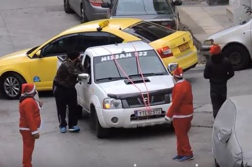 Πειραιάς: Κάλαντα στη διαπασών …με αγροτικό! (Video) - Media