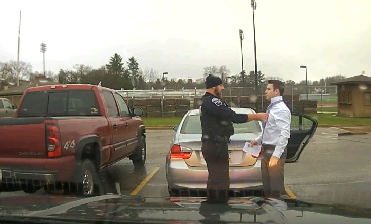 Αστυνομικός τον σταμάτησε για να του… φτιάξει τη γραβάτα! (Video) - Media