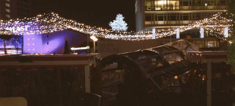 Μνήμες Νίκαιας στο Βερολίνο - Φορτηγό έπεσε σε πλήθος σε χριστουγεννιάτικη αγορά - Τουλάχιστον 12 νεκροί και 48 τραυματίες (Video) - Media