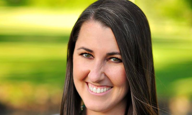 Την είπαν γριά επειδή έχει άσπρες τρίχες κι αυτή απάντησε με ένα συγκλονιστικό βίντεο - Media