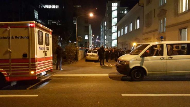 Σε κρίσιμη κατάσταση δύο τραυματίες από την ένοπλη επίθεση σε τέμενος στην Ζυρίχη -  Ένα πτώμα εντοπίστηκε σε κοντινή απόσταση - Media