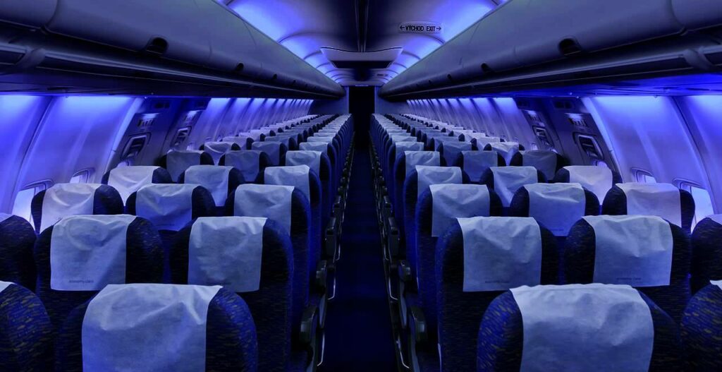 Γιατί χαμηλώνουν τα φώτα στις καμπίνες των αεροπλάνων κατά την προσγείωση; - Media