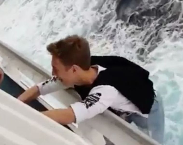 Τρελός ή ατρόμητος; Νεαρός κρεμιέται από κρουαζιερόπλοιο! (Video) - Media