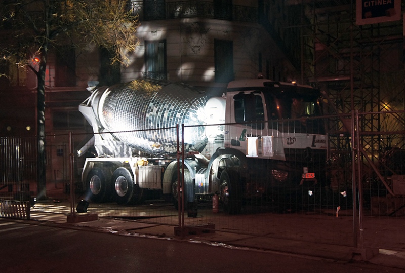 Μπετονιέρα «ντύθηκε» … ντισκομπάλα! (Video)  - Media