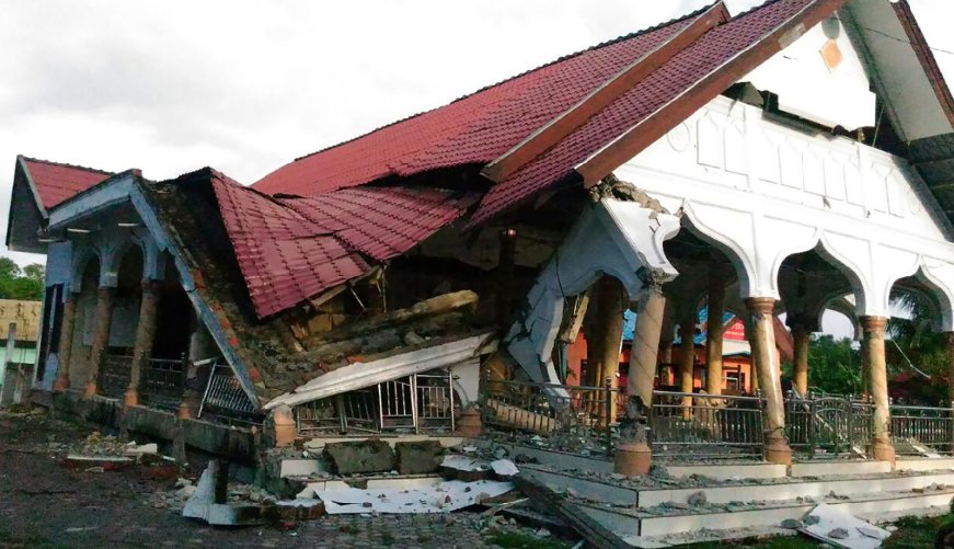 Σεισμός Ινδονησία: Αγώνας δρόμου για τον εντοπισμό επιζώντων - Περισσότεροι από 100 νεκροί (Photos+Video) - Media
