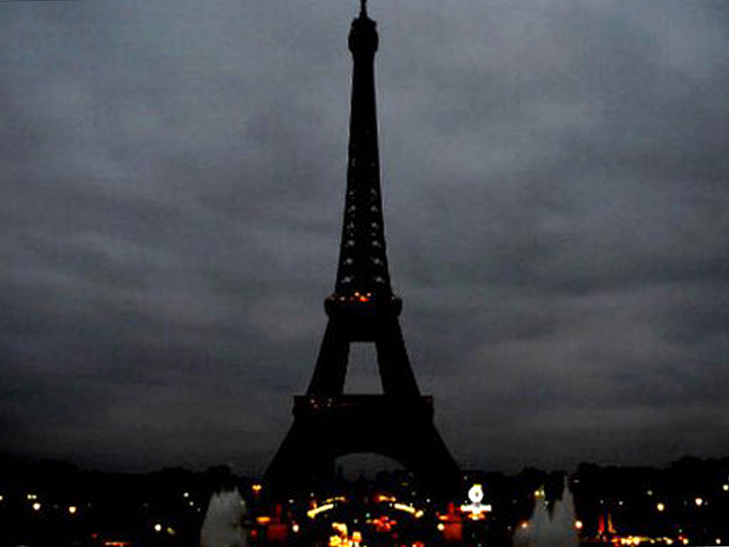 Παρίσι: Λήξη συναγερμού στον Πύργο του Αϊφελ ύστερα από εκκένωση για απειλή βόμβας - Media