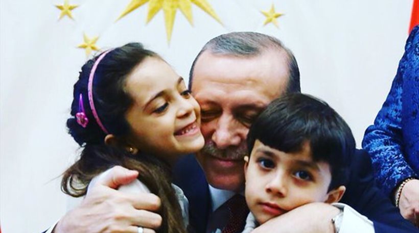 Το κοριτσάκι από το Χαλέπι που συγκίνησε τον κόσμο, στην αγκαλιά του Ερντογάν (Photo) - Media