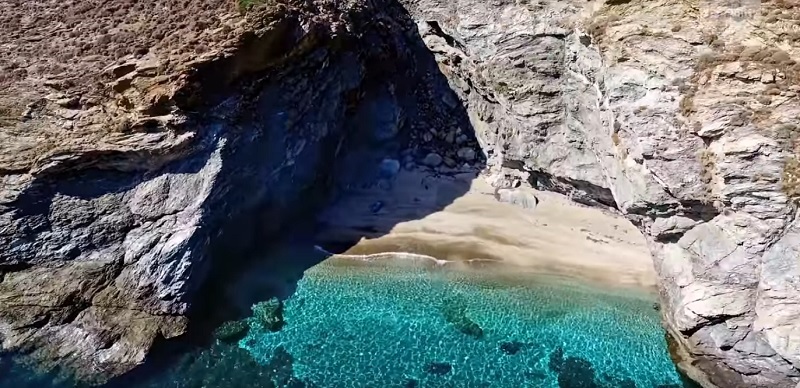 Ανακαλύψτε το «Λιμανάκι των ερωτευμένων» στην Εύβοια (Video) - Media