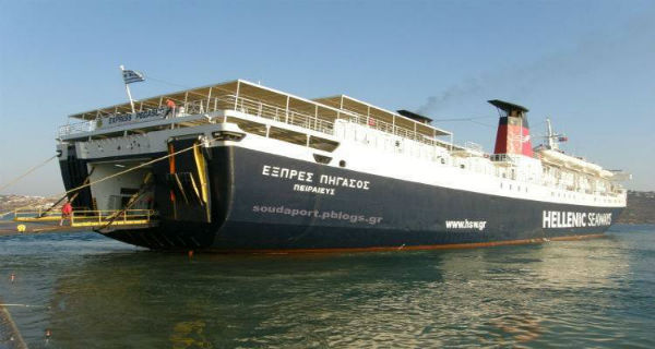 Με καθυστέρηση ο κατάπλους του πλοίου «Εξπρές Πήγασος» στο λιμάνι του Λαυρίου - Media