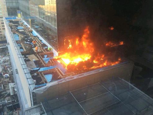 Μεγάλη φωτιά σε κτίριο στη Νέα Υόρκη (Photos - Videos) - Media