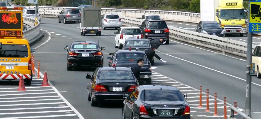Όταν το αυτοκίνητο του Ιάπωνα πρωθυπουργού μπαίνει στον δρόμο… (Video) - Media