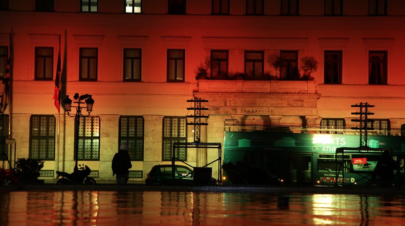 Στα χρώματα της γερμανικής σημαίας το Δημαρχείο της Αθήνας (Photo) - Media