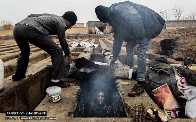 Άστεγοι στο Ιράν κοιμούνται σε άδειους… τάφους (Photos) - Media