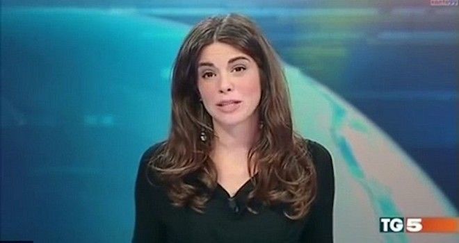Πανεμορφή Ιταλίδα δημοσιογράφος μιμήθηκε την ... Σάρον Στόουν (Video) - Media