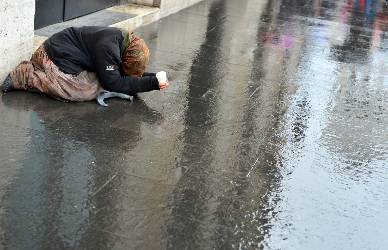 Σαρώνει η φτώχεια και στην Ιταλία: Σχεδόν ένας στους τρεις Ιταλούς σε κίνδυνο ένδειας - Media