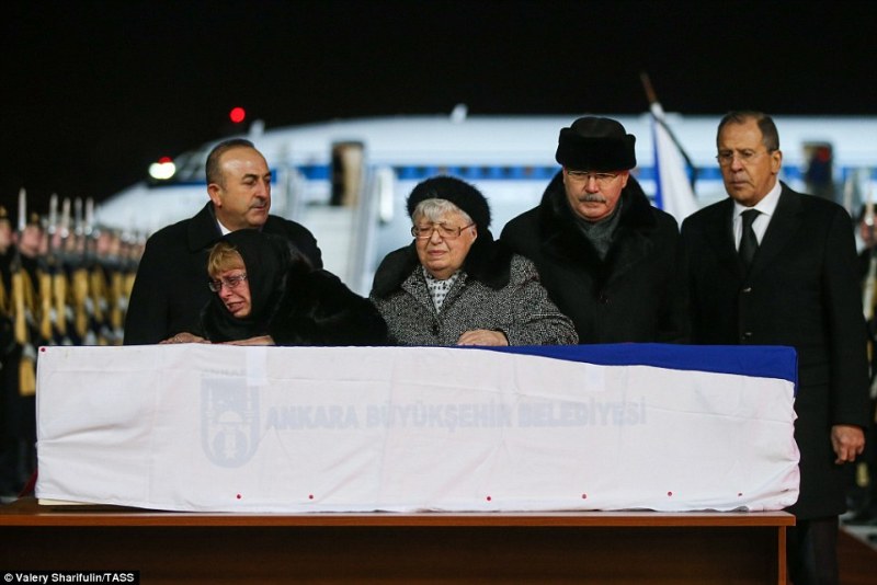 Με τιμές ήρωα η υποδοχή της σορού του Ρώσου πρέσβη στη Μόσχα (Photos- Video) - Media