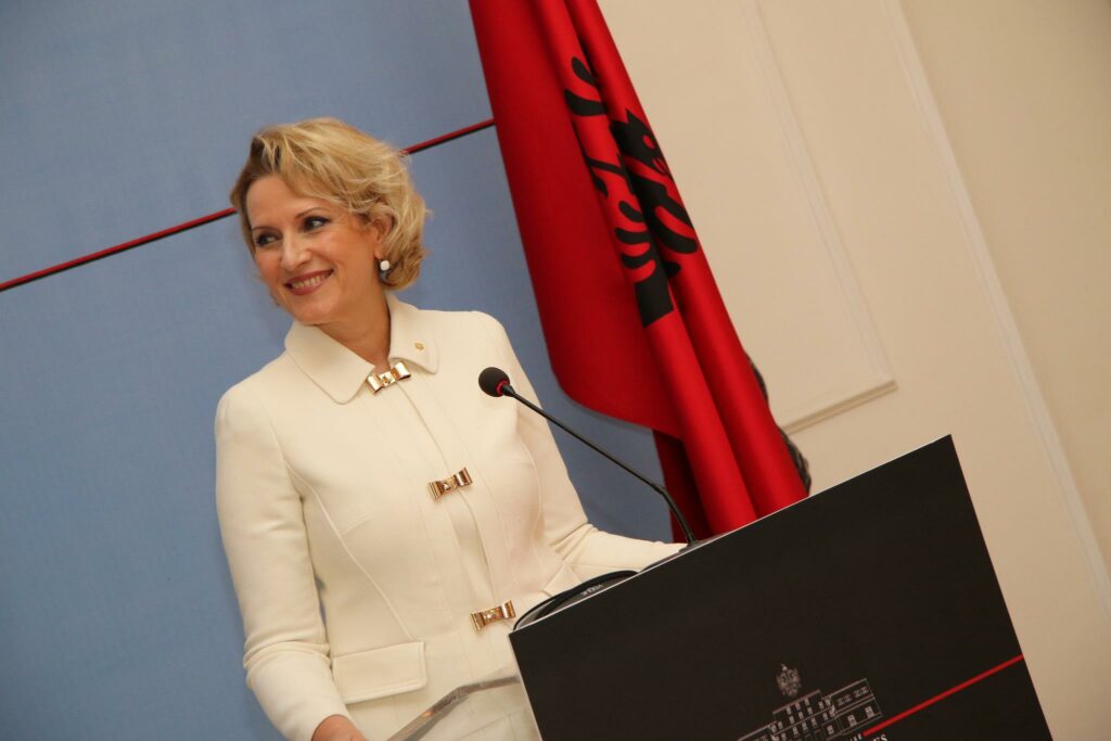 Αλβανίδα υπ. Άμυνας για Καμμένο: Έχουν παρέλθει οι εποχές των υπολοχαγών - Δεν μπορώ να καταλάβω γιατί ένας πολιτικός φορά σήμερα στρατιωτική στολή - Media