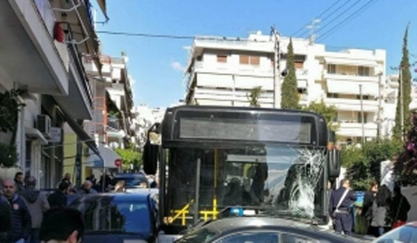 Τρελή πορεία λεωφορείου στον Πειραιά με έναν σοβαρά τραυματία και υλικές ζημιές σε αυτοκίνητα (Photos - Video) - Media