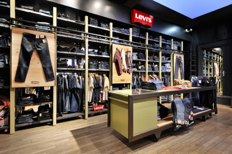 H Levi’s προειδοποιεί: Αφήστε τα όπλα σας στο σπίτι πριν έρθετε να ψωνίσετε - Media