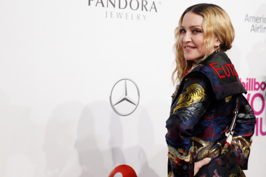 Η Μαντόνα εμφανίστηκε με σακάκι που γράφει «Ευτέρπη» (Photo) - Media