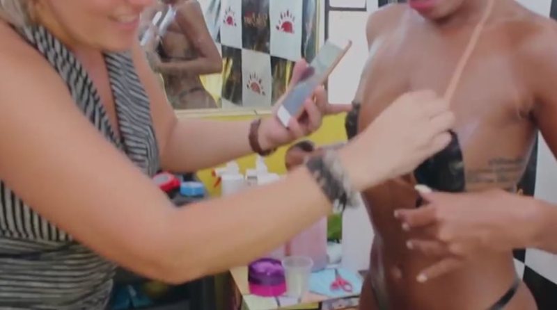 Νέα τρέλα στη Βραζιλία για το απόλυτο μαύρισμα: Μπικίνι από… μονωτική ταινία (Video) - Media