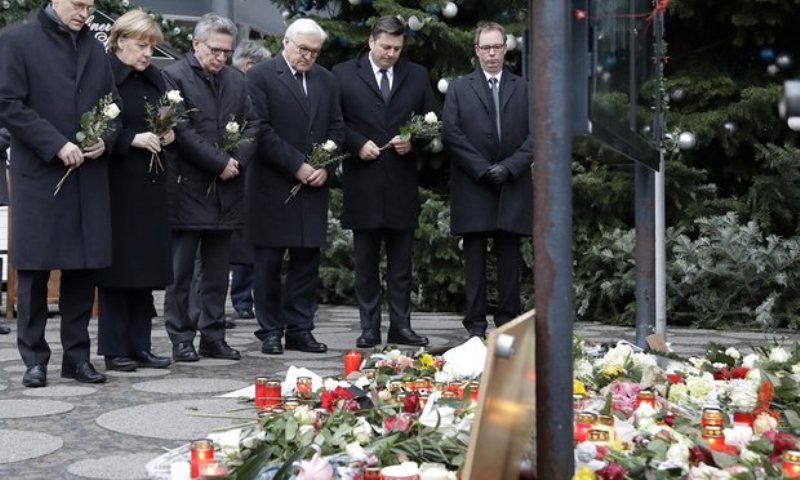 Λευκά τριαντάφυλλα από τη Μέρκελ στο σημείο της επίθεσης στο Βερολίνο (Photos) - Media