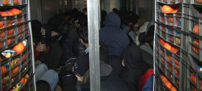 Μπλόκο του Λιμενικού σε φορτηγό γεμάτο μετανάστες - Media