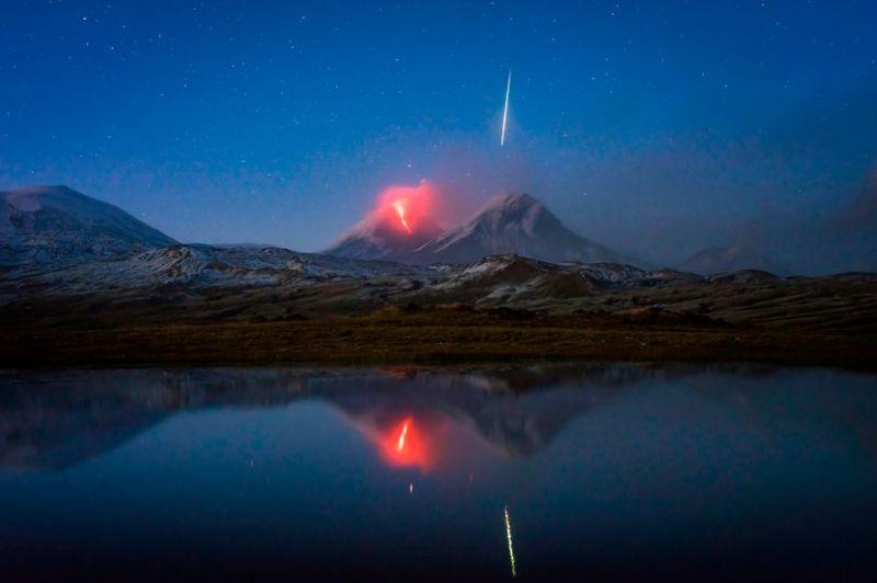 Ίσως η «Φωτογραφία της Χρονιάς»: Μετεωρίτης πάνω από ηφαίστειο (Photo) - Media