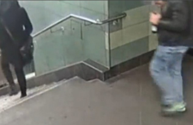 Γερμανία: Νεαρός κλωτσάει γυναίκα στις σκάλες του μετρό (Video) - Media