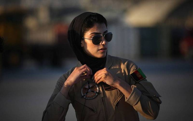 Άσυλο στις ΗΠΑ ζητά η -πανέμορφη- πρώτη γυναίκα πιλότος του Αφγανιστάν - Οργή στην Καμπούλ (Photos) - Media