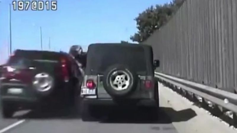 Σοκαριστικό βίντεο: Μεθυσμένη οδηγός που κινείται με τρελή ταχύτητα παρασύρει αστυνομικό - Media