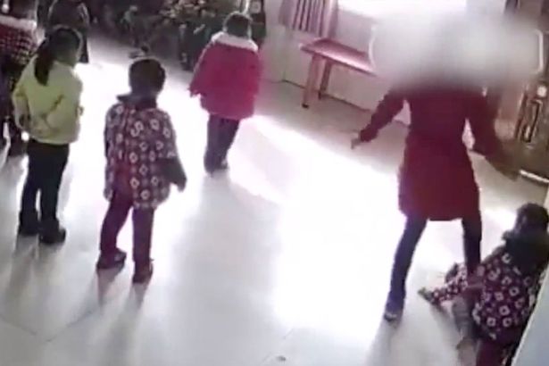 Ανατριχιαστικό βίντεο: Δασκάλα χαστουκίζει και κλωτσάει μαθήτριες της - Media