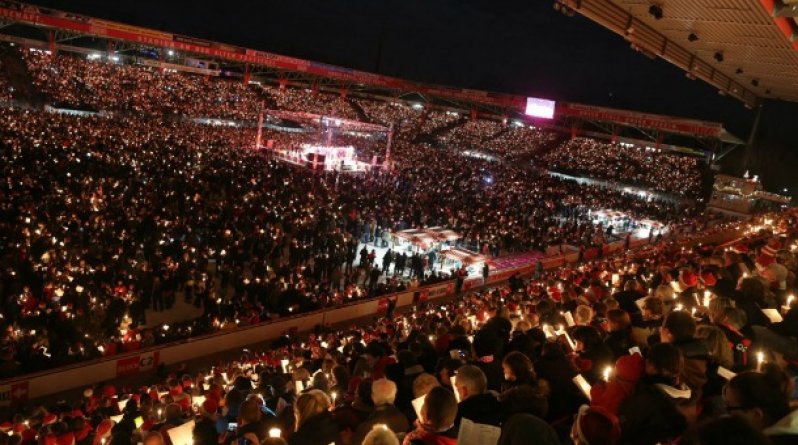 Χριστούγεννα στο γήπεδο με «θάλασσα» κεριών - Η απάντηση στον φόβο της τρομοκρατίας στο Βερολίνο (Photo) - Media