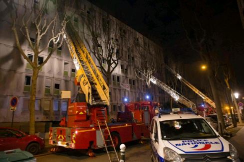 Πυρκαγιά σε κέντρο υποδοχής στο Παρίσι - 13 τραυματίες και 1 νεκρός - Media