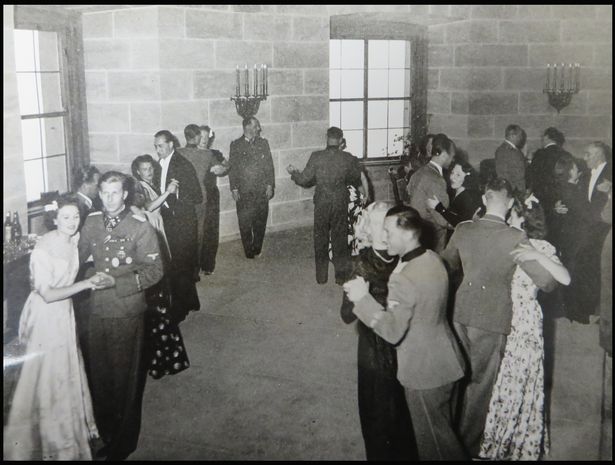 Αδημοσίευτες φωτογραφίες του Χίτλερ σε γάμο - 11 μήνες μετά εκτέλεσε το γαμπρό και κουνιάδο του - Media
